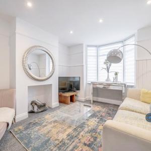 3 bedroom house in Glebe Road, Egham, TW20 (3 bed) (#2334567)