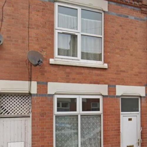 House to let 2 lounges / 3 bedrooms