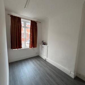 House to let 2 lounges / 3 bedrooms