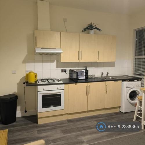 1 bedroom flat in Beaconsfield Street, Nottingham, NG7 (1 bed) (#2288365)
