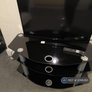 1 bedroom flat in Beaconsfield Street, Nottingham, NG7 (1 bed) (#2288365)