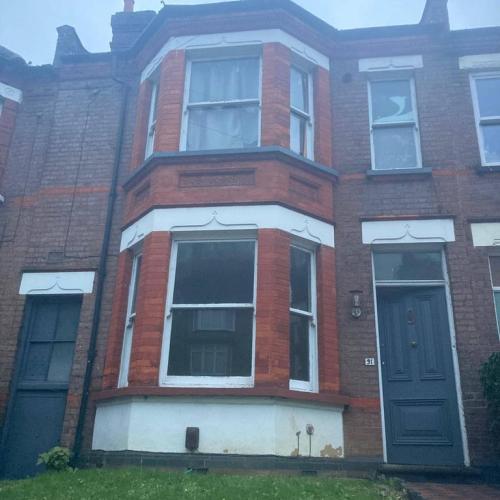 SHORT LET - SHORT LET Rooms to rent in a shared house in London road Luton lu1 3UE