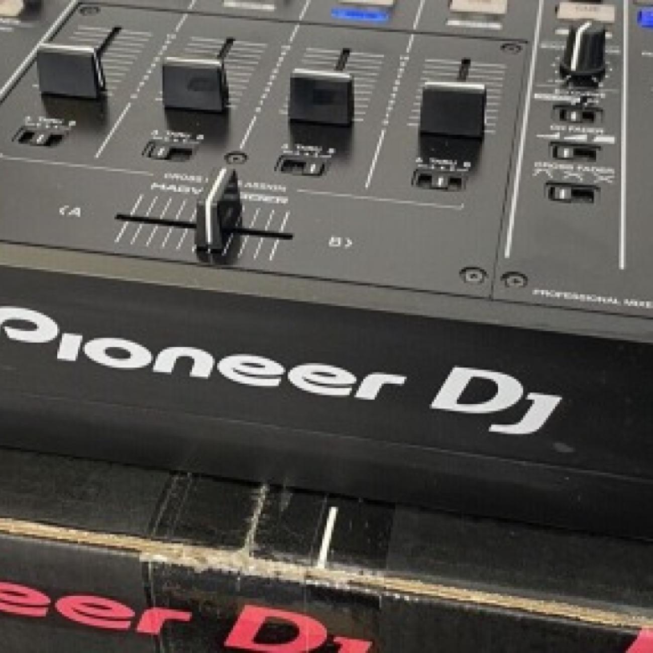 Pioneer CDJ-3000, Pioneer DJ DJM-A9, Pioneer DJM-V10, Pioneer CDJ-2000NXS2, Pioneer DJM-900NXS2
