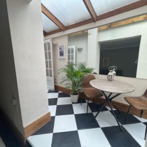 Southville - 2 Bed Garden Flat