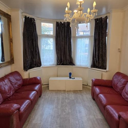 Large 4 Bed house 2mins walk from Barking Station