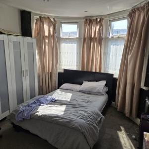 Large 4 Bed house 2mins walk from Barking Station