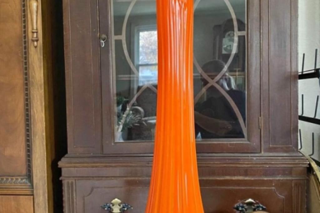 Stunning LE Smith Bittersweet Ribbed Swung Vase – 29