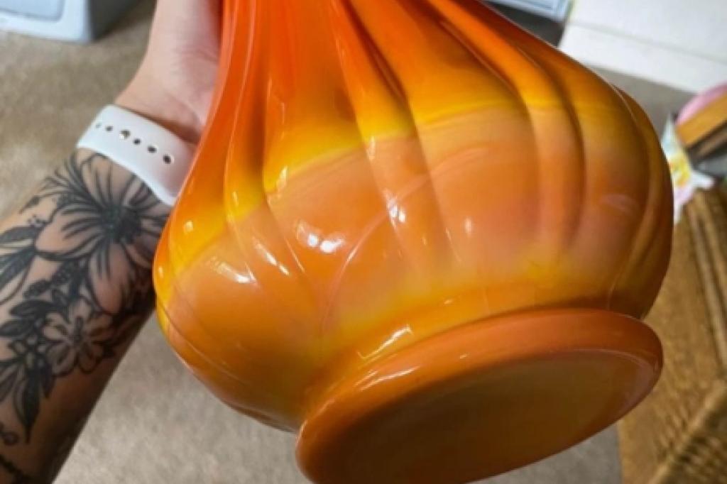 Stunning LE Smith Bittersweet Ribbed Swung Vase – 29