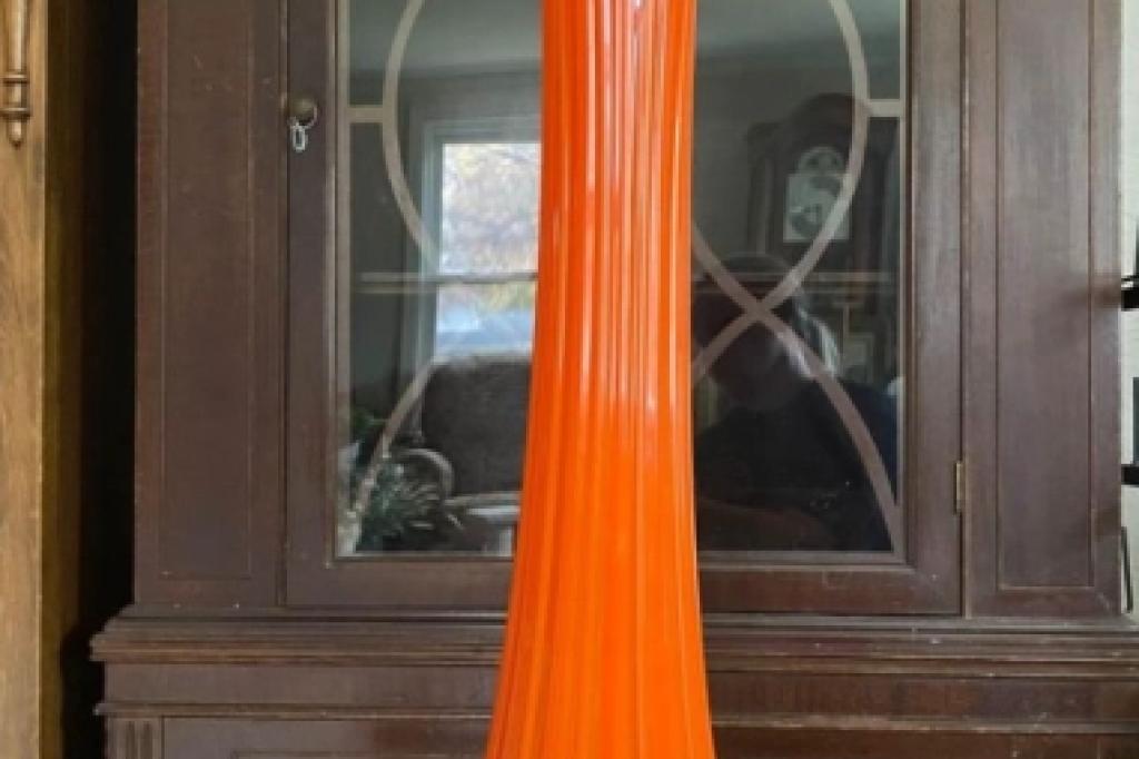 Stunning LE Smith Bittersweet Ribbed Swung Vase – 29