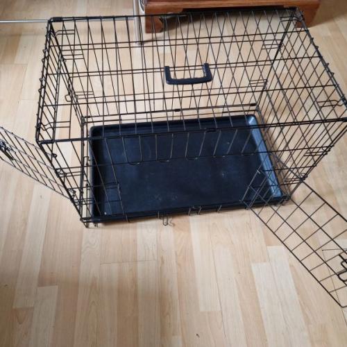 Medium collapsible dog crate