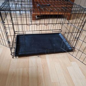Medium collapsible dog crate