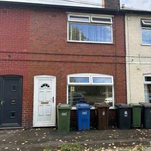 2 bedroom house in Leigh for £795