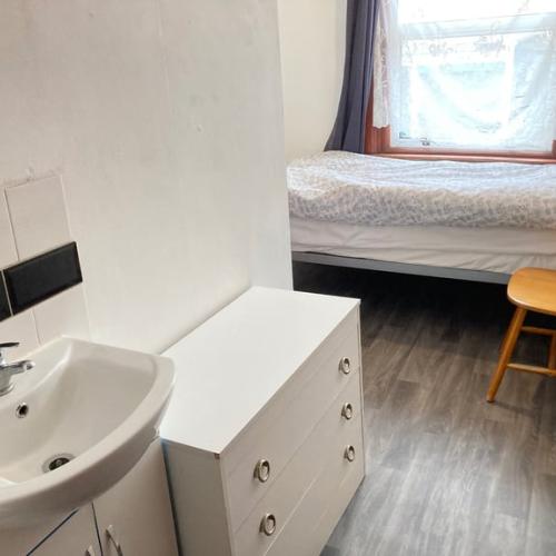 In House Medium Room To Let Share 3 Bath Shower Kitchen Garden InclBillsNet VeryNearTubeBusShops