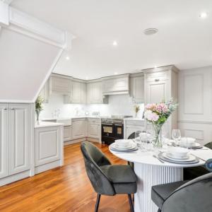 3 bedroom flat in Beecroft Apartments, Westcliff-On-Sea, SS0 (3 bed) (#2541454)