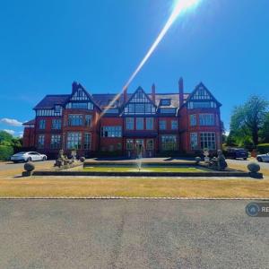 3 bedroom flat in Hatchford Manor, Cobham, KT11 (3 bed) (#2532580)