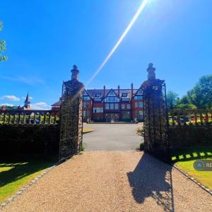 3 bedroom flat in Hatchford Manor, Cobham, KT11 (3 bed) (#2532580)