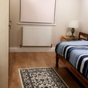 (AVAILABLE NOW + Professional ONLY) ..CLEAN MEDIUM ROOM IN WALTHAMSTOW, E17 4JR FOR £648Pcm