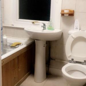 (AVAILABLE NOW + Professional ONLY) ..CLEAN MEDIUM ROOM IN WALTHAMSTOW, E17 4JR FOR £648Pcm