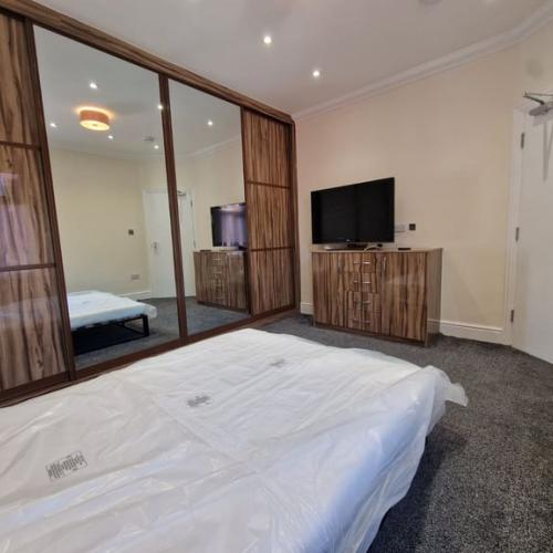 FURNISHED LUXURY ROOM IN TOWN CENTRE - AVAILABLE NOW