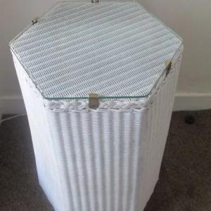 Genuine Vintage Glass Topped Lloyd Loom White Wicker Storage Chest Linen Chest Good Condition