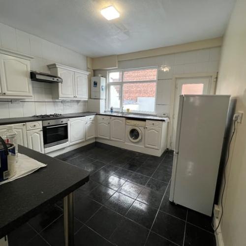 2 bedroom terraced house for rent very good condition
