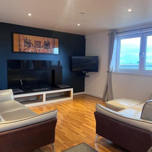 Bright 2 bed apartment, large front balcony with sea views, private garden decking, private parking