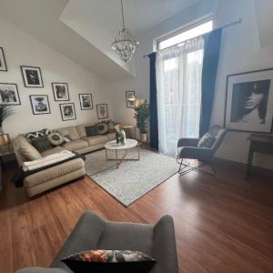 STUNNING 2 BEDROOM APARTMENT!!!! - BOTANIC AVENUE !!!!!!!!!!!!!!
