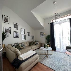 STUNNING 2 BEDROOM APARTMENT!!!! - BOTANIC AVENUE !!!!!!!!!!!!!!