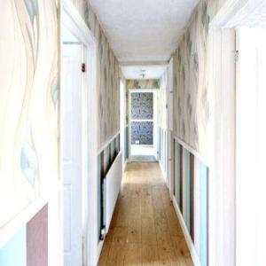 Refurbished 2/3 bedroom top floor ( first floor) flat to rent in Uxbridge, private garden