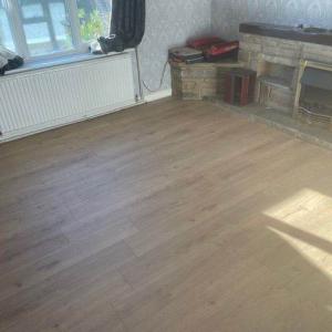 Refurbished 2/3 bedroom top floor ( first floor) flat to rent in Uxbridge, private garden