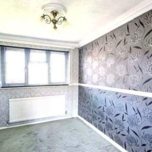 Refurbished 2/3 bedroom top floor ( first floor) flat to rent in Uxbridge, private garden