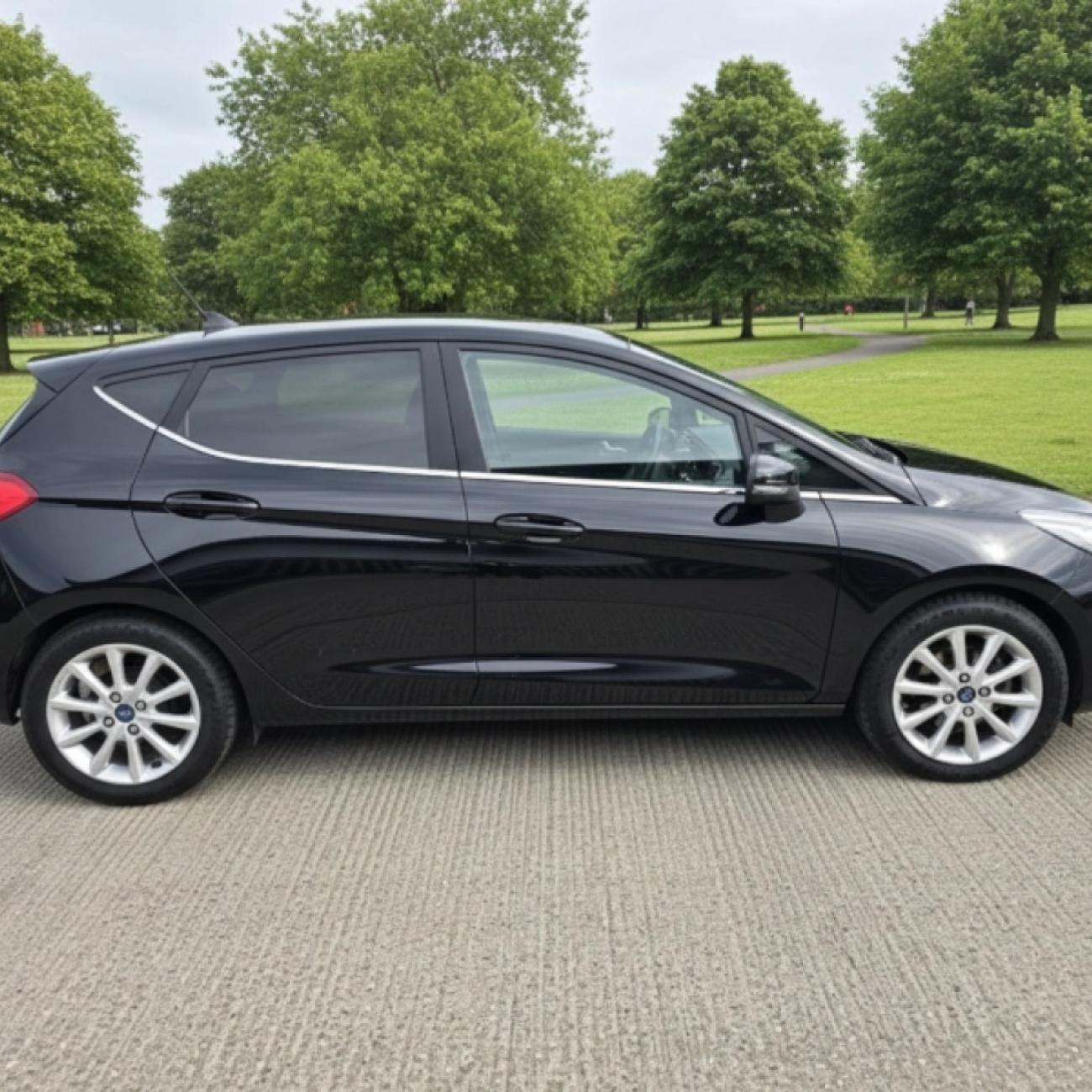 AUTOMATIC FORD FIESTA TITANIUM PRIVATE SALE