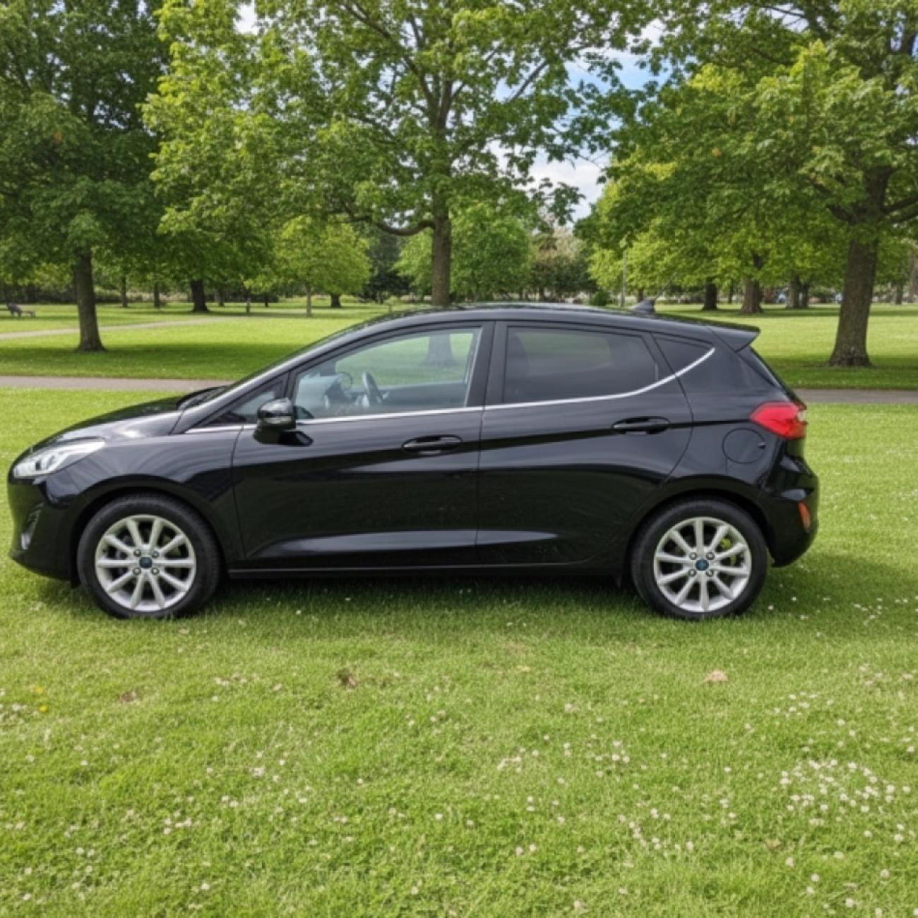 AUTOMATIC FORD FIESTA TITANIUM PRIVATE SALE