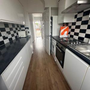 3/4 BEDROOM HOUSE PARTLY FURNISHED WITH GARDEN AT GLEN ALMOND ROAD KENTON NEAR KINGS BURY STATION