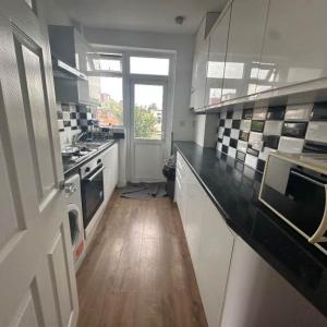 3/4 BEDROOM HOUSE PARTLY FURNISHED WITH GARDEN AT GLEN ALMOND ROAD KENTON NEAR KINGS BURY STATION