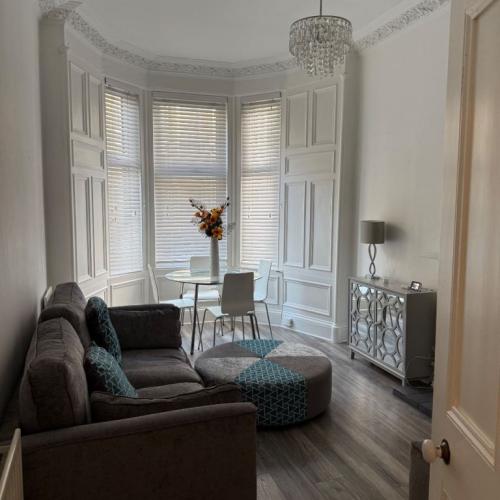 Fully Furnished two bed 2 Bedroom Ground Floor Flat – Meadowbank – Available 1st Feb