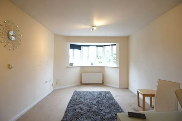Impressive 2-bedroom first-floor flat available to rent on Frogmore, St Albans AL2