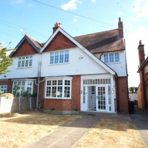 Impressive 4-bedroom semi-detached house available to rent in Pinner HA5