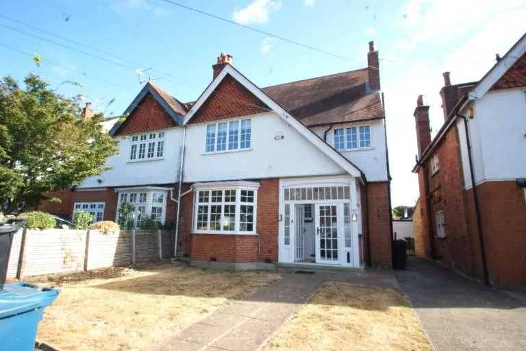 Impressive 4-bedroom semi-detached house available to rent in Pinner HA5