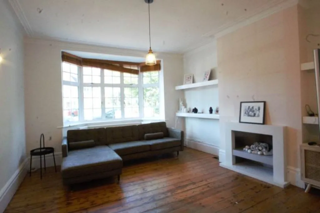 Impressive 4-bedroom semi-detached house available to rent in Pinner HA5