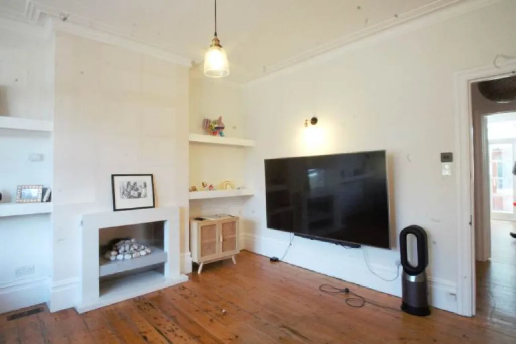 Impressive 4-bedroom semi-detached house available to rent in Pinner HA5