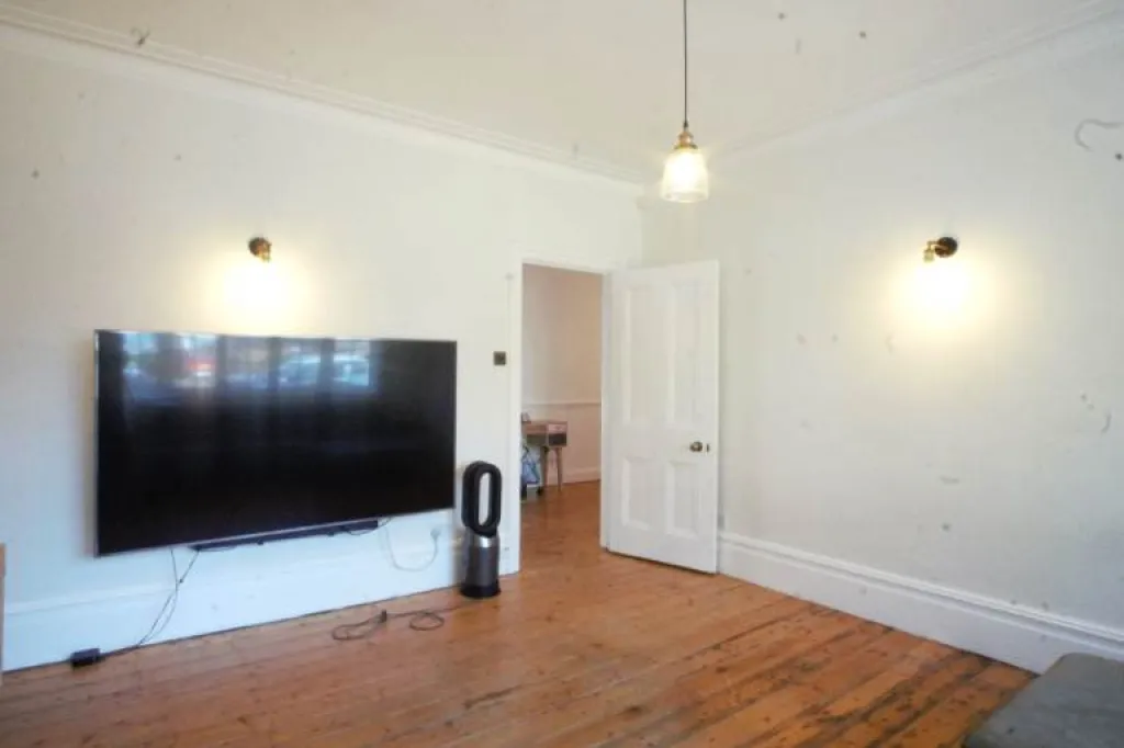 Impressive 4-bedroom semi-detached house available to rent in Pinner HA5