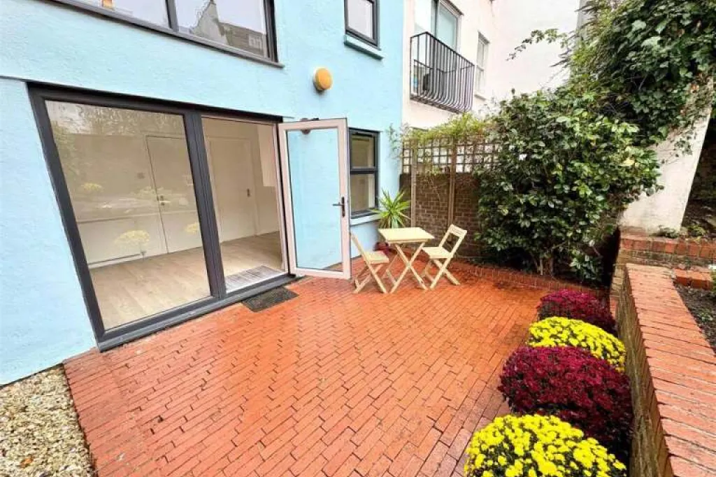 Beautiful 3 bed house in fabulous Clifton Village location with garden and garage