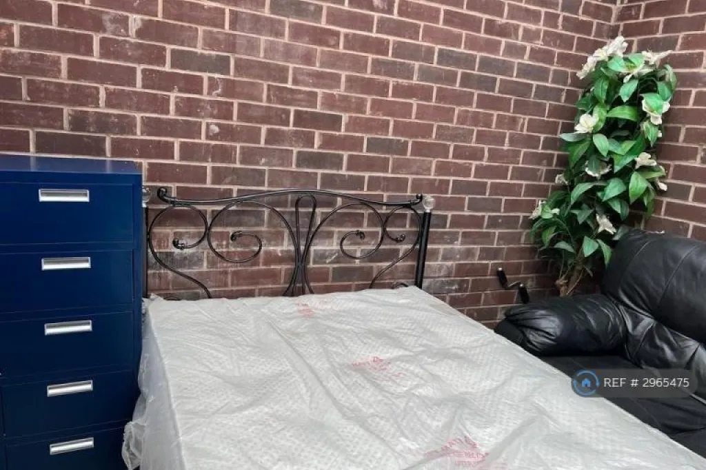 Studio flat in Victoria Park, Manchester, M14 (#2965475)