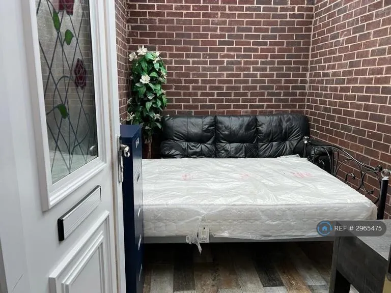 Studio flat in Victoria Park, Manchester, M14 (#2965475)