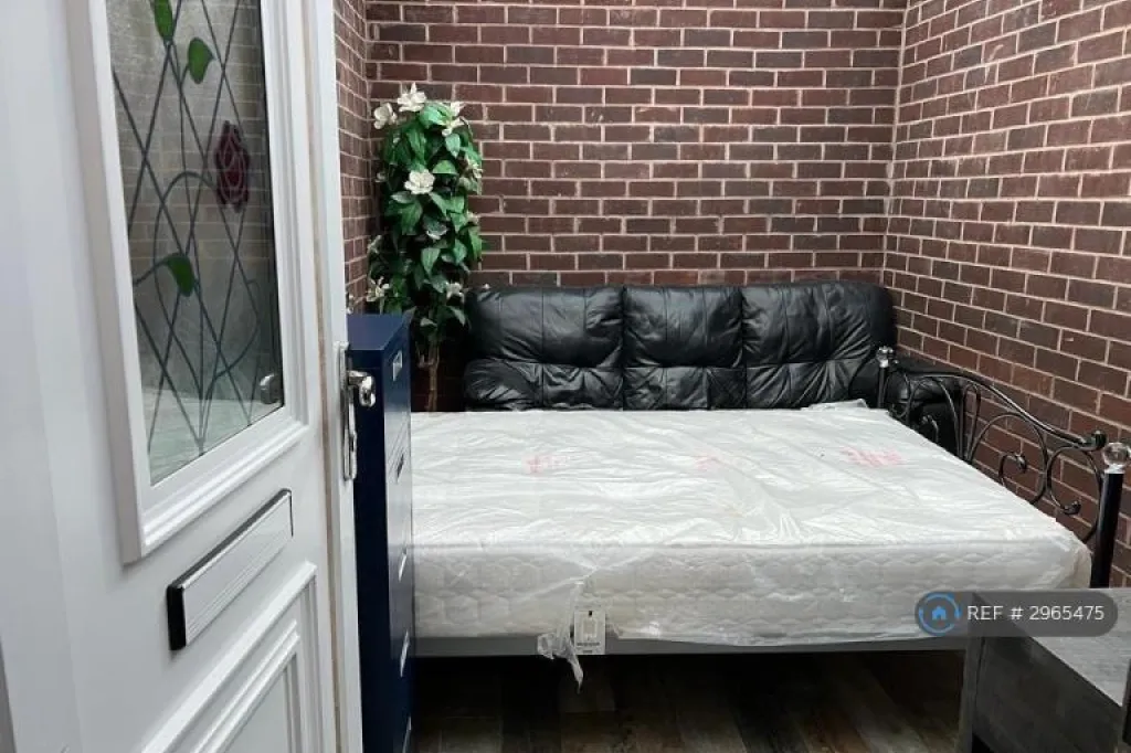 Studio flat in Victoria Park, Manchester, M14 (#2965475)