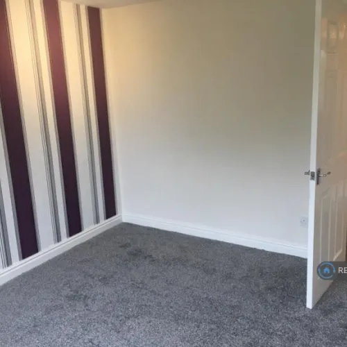 2 bedroom flat in Barnsdale Road, Castleford, WF10 (2 bed) (#3056895)