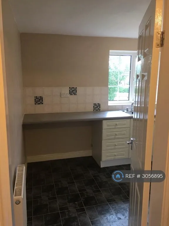 2 bedroom flat in Barnsdale Road, Castleford, WF10 (2 bed) (#3056895)