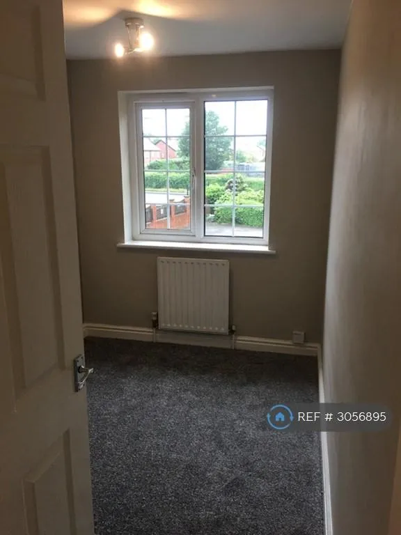 2 bedroom flat in Barnsdale Road, Castleford, WF10 (2 bed) (#3056895)