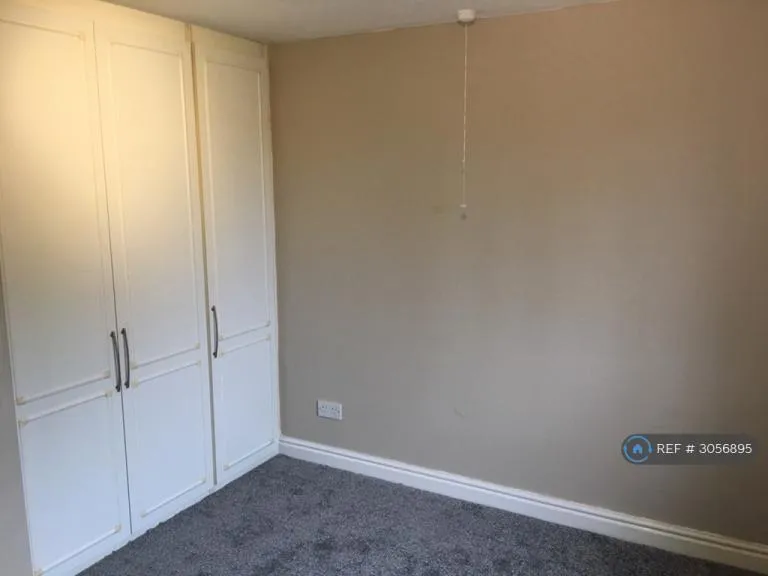 2 bedroom flat in Barnsdale Road, Castleford, WF10 (2 bed) (#3056895)